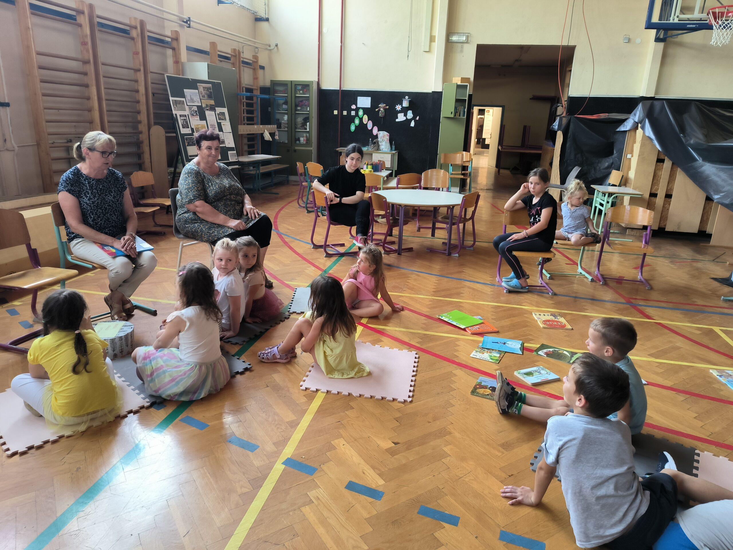 Pavčki bralci ustvarjalci šolsko leto zaključili s kresničko in sladoledom