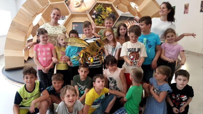 Obisk drugošolcev za svetovni dan čebel