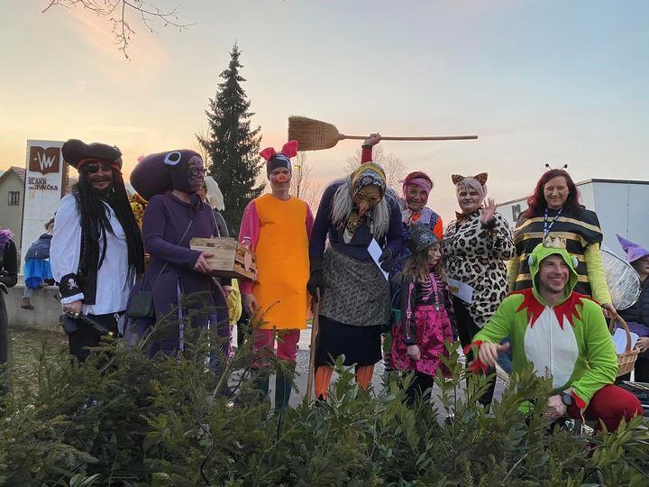 Rajanje maškar pred muzejem